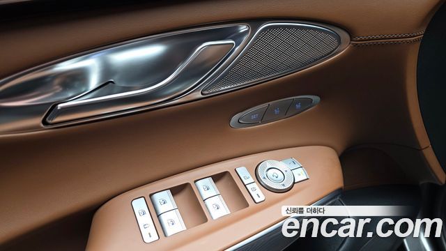 Genesis GV70 2023 — photo 30