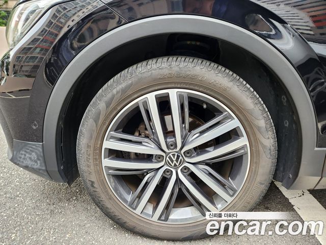 Volkswagen Tiguan 2021 — photo 17