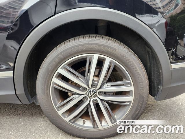 Volkswagen Tiguan 2021 — photo 18