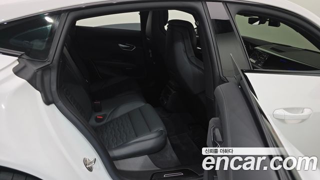 Audi e-tron GT 2022 — photo 17