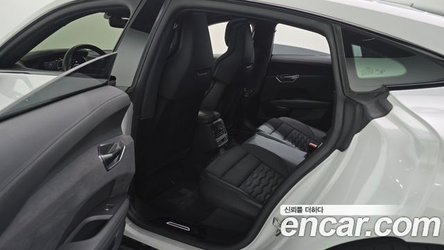 Audi e-tron GT 2022 — photo 18