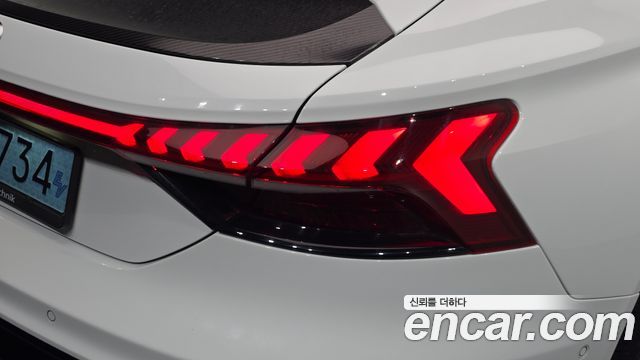 Audi e-tron GT 2022 — photo 9