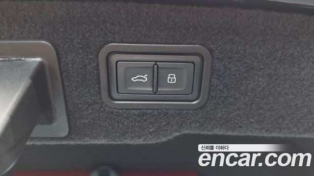 Audi A8 2021 — photo 30