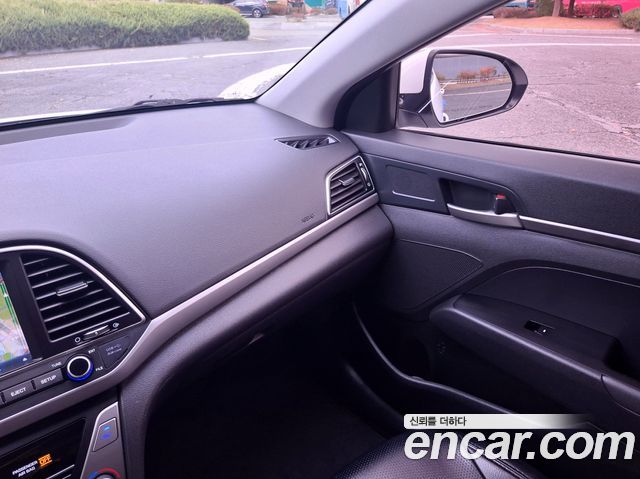 Hyundai AVANTE 2017 — photo 17