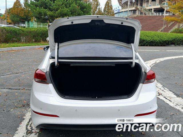 Hyundai AVANTE 2017 — photo 18