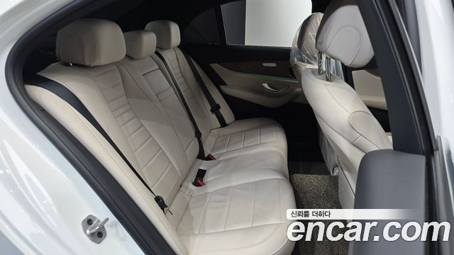 Mercedes-Benz E-Class 2021 — photo 17