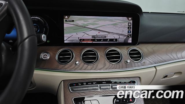 Mercedes-Benz E-Class 2021 — photo 18