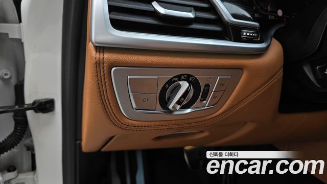 BMW 7-Series 2020 — photo 31