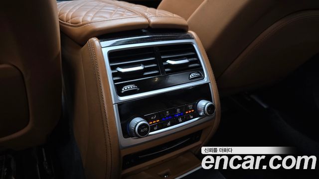 BMW 7-Series 2020 — photo 32