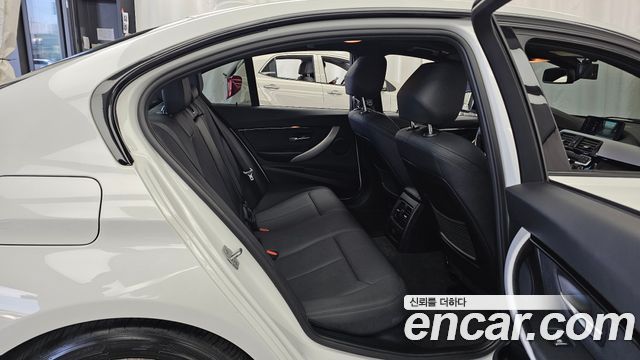 BMW 3-Series 2018 — photo 12