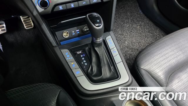Hyundai AVANTE 2016 — photo 12