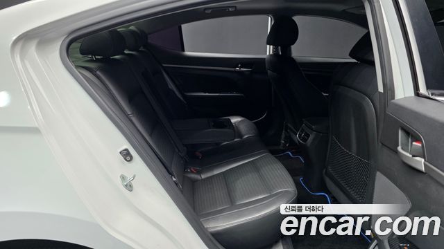 Hyundai AVANTE 2016 — photo 18