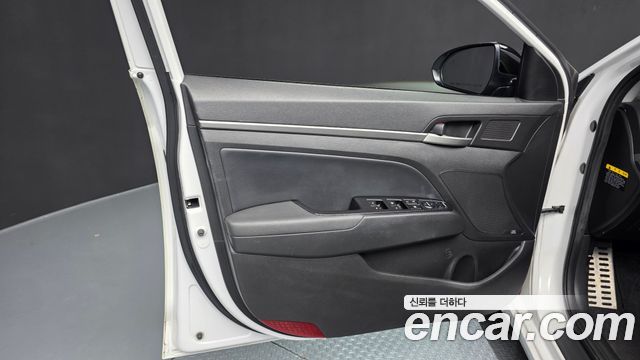 Hyundai AVANTE 2016 — photo 14