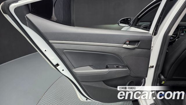 Hyundai AVANTE 2016 — photo 15