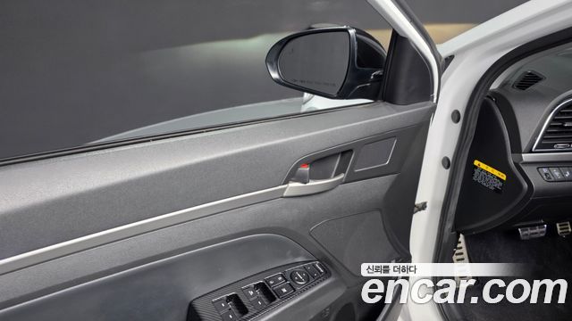 Hyundai AVANTE 2016 — photo 27
