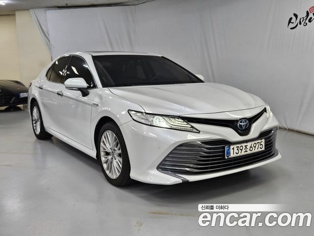 Toyota Camry 2021 — photo 2