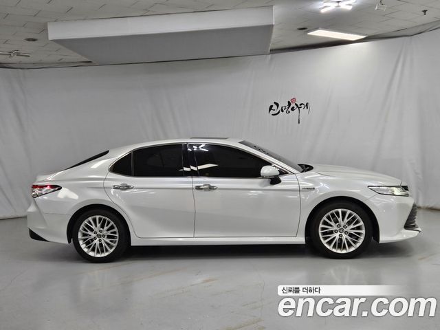 Toyota Camry 2021 — photo 3