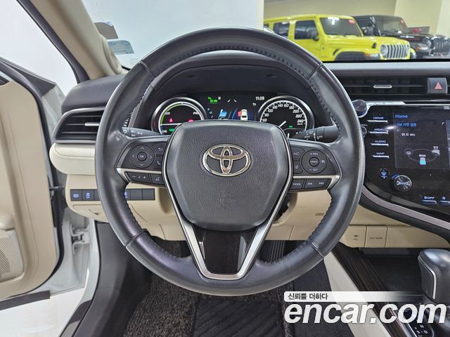 Toyota Camry 2021 — photo 12