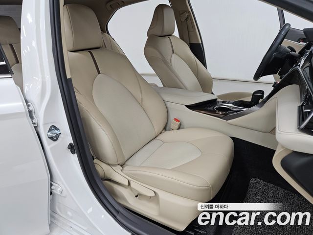 Toyota Camry 2021 — photo 16