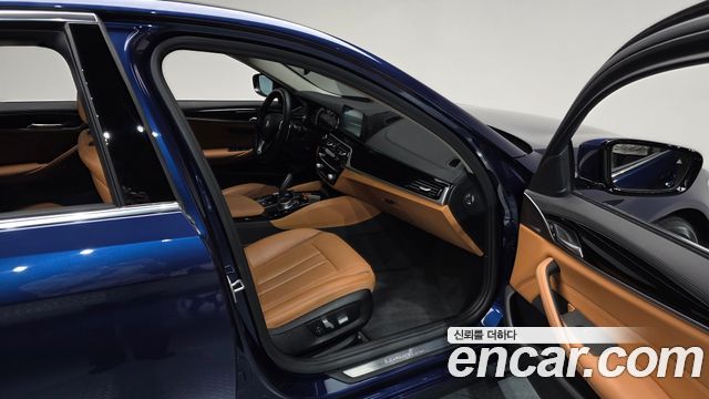 BMW 5-Series 2018 — photo 17