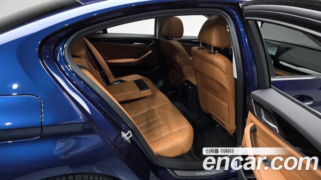 BMW 5-Series 2018 — photo 18