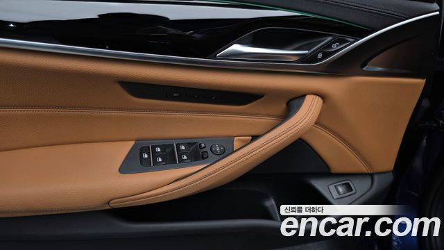 BMW 5-Series 2018 — photo 24