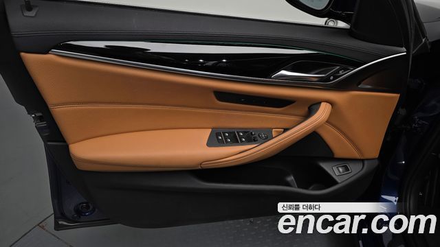 BMW 5-Series 2018 — photo 14