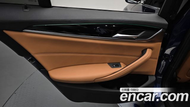 BMW 5-Series 2018 — photo 15