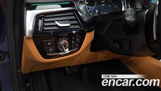 BMW 5-Series 2018 — photo 29