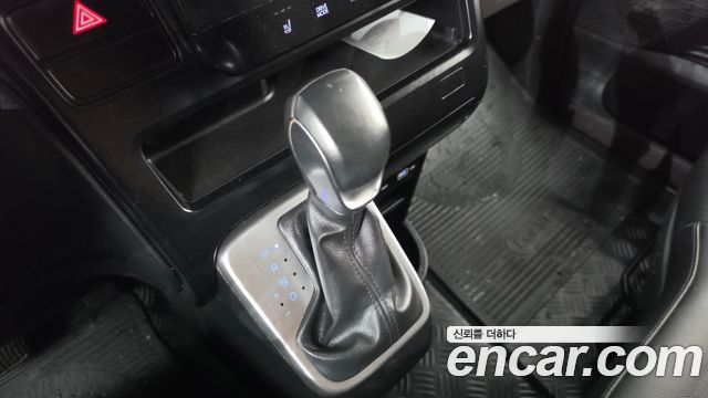 Hyundai Staria 2023 — photo 9