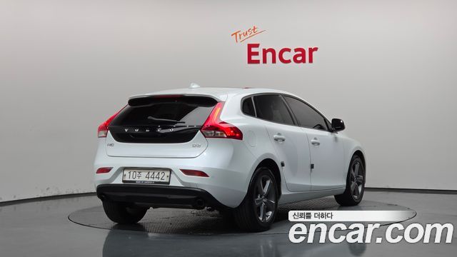 Volvo V40 2018 — photo 2