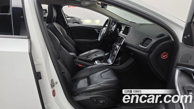 Volvo V40 2018 — photo 11