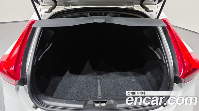 Volvo V40 2018 — photo 17