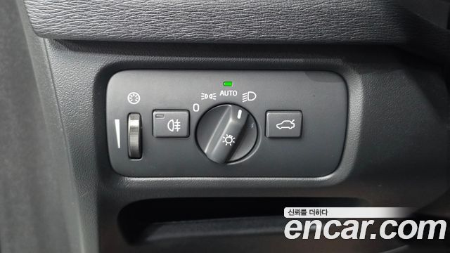 Volvo V40 2018 — photo 20