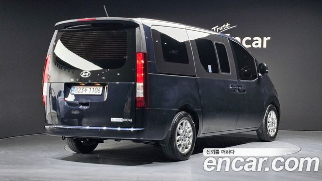 Hyundai Staria 2025 — photo 2