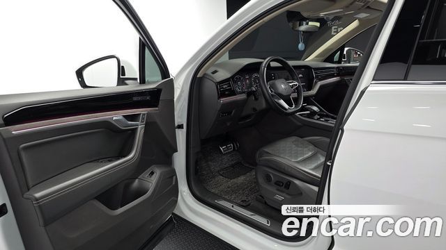 Volkswagen Touareg 2021 — photo 10