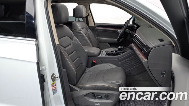 Volkswagen Touareg 2021 — photo 11