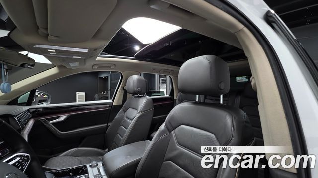 Volkswagen Touareg 2021 — photo 17