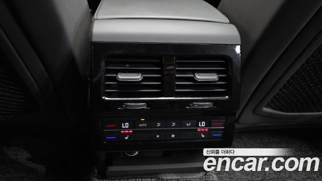 Volkswagen Touareg 2021 — photo 18
