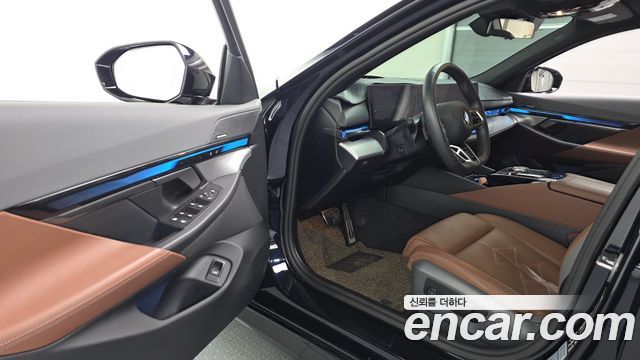 BMW 5-Series 2024 — photo 10