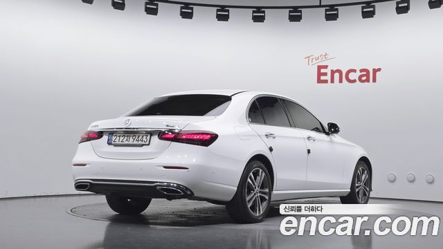 Mercedes-Benz E-Class 2022 — photo 2