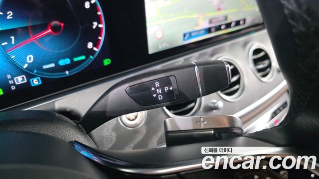 Mercedes-Benz E-Class 2022 — photo 12