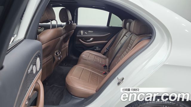 Mercedes-Benz E-Class 2022 — photo 17