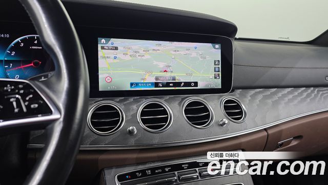 Mercedes-Benz E-Class 2022 — photo 18