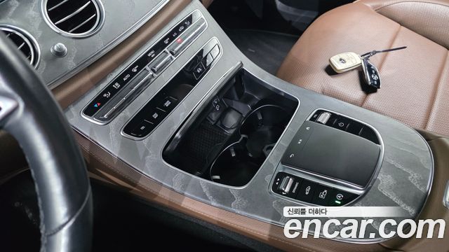 Mercedes-Benz E-Class 2022 — photo 24