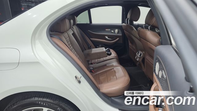 Mercedes-Benz E-Class 2022 — photo 25
