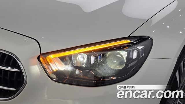 Mercedes-Benz E-Class 2022 — photo 8