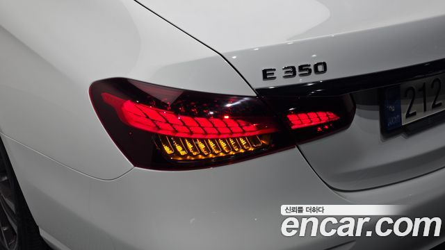Mercedes-Benz E-Class 2022 — photo 9