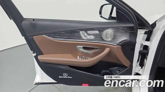 Mercedes-Benz E-Class 2022 — photo 14