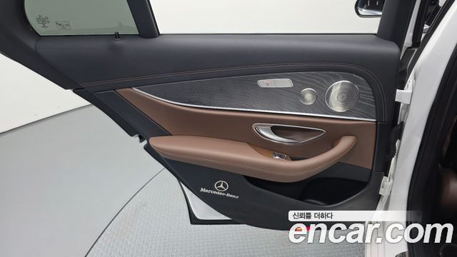 Mercedes-Benz E-Class 2022 — photo 15